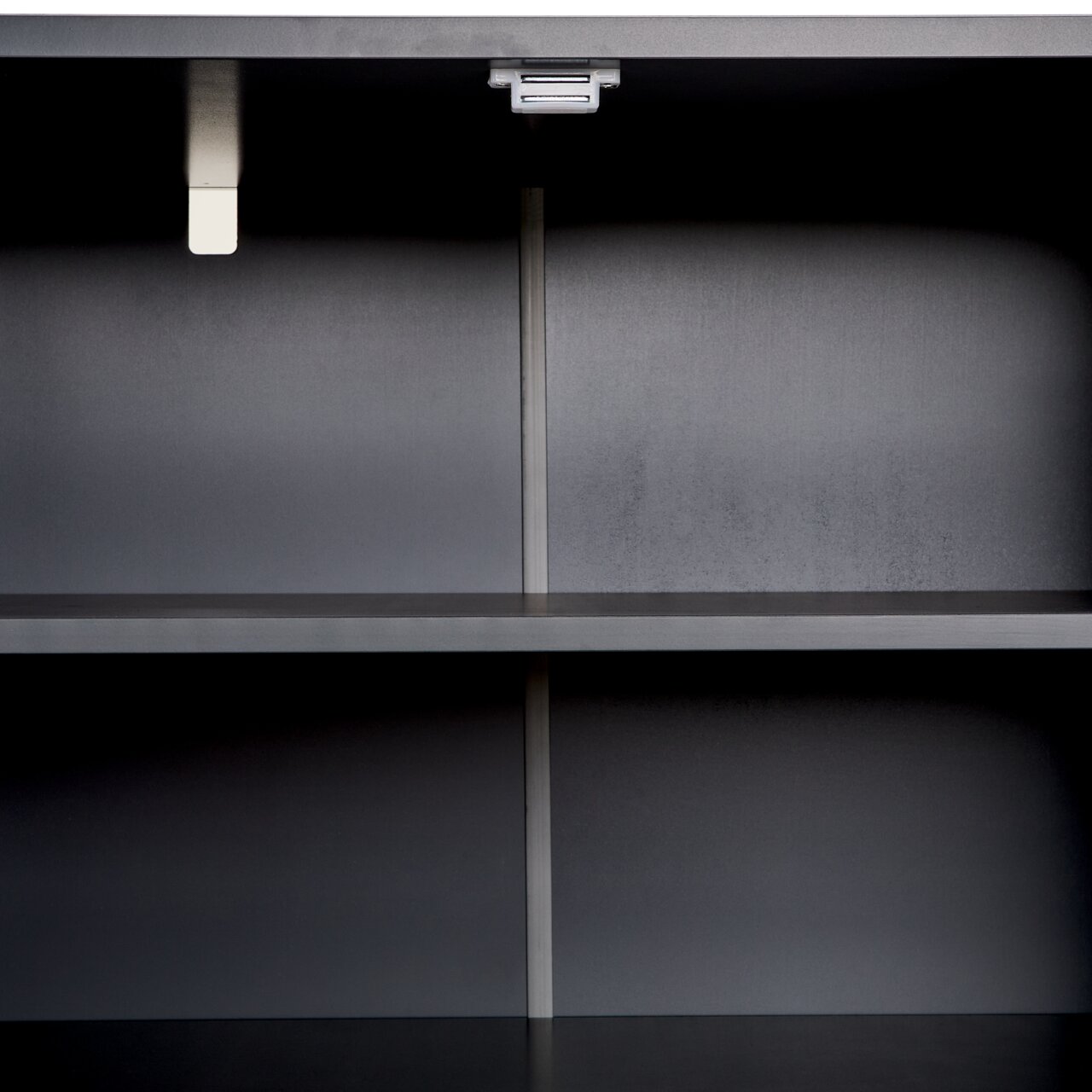 Innenansicht eines modernen, grauen Sideboards mit zwei Regalböden, frontal betrachtet.