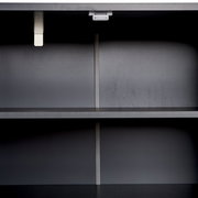 Innenansicht eines modernen, grauen Sideboards mit zwei Regalböden, frontal betrachtet.