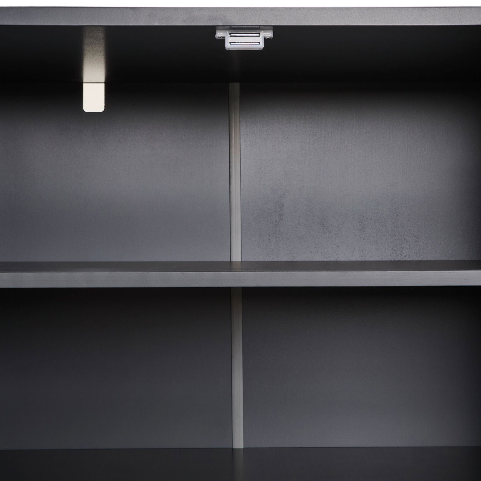 Innenansicht eines modernen, grauen Sideboards mit zwei Regalböden, frontal betrachtet.