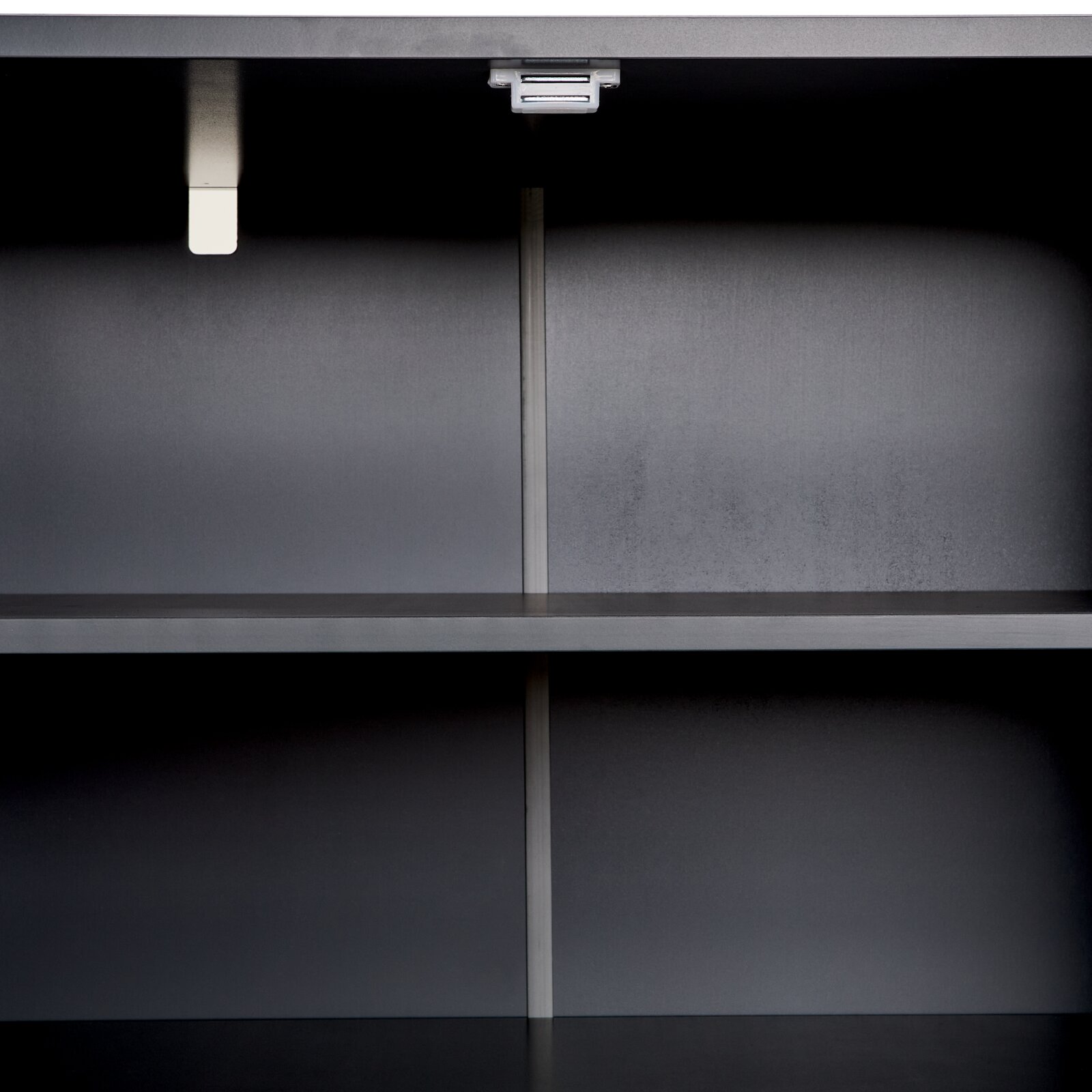 Innenansicht eines modernen, grauen Sideboards mit zwei Regalböden, frontal betrachtet.