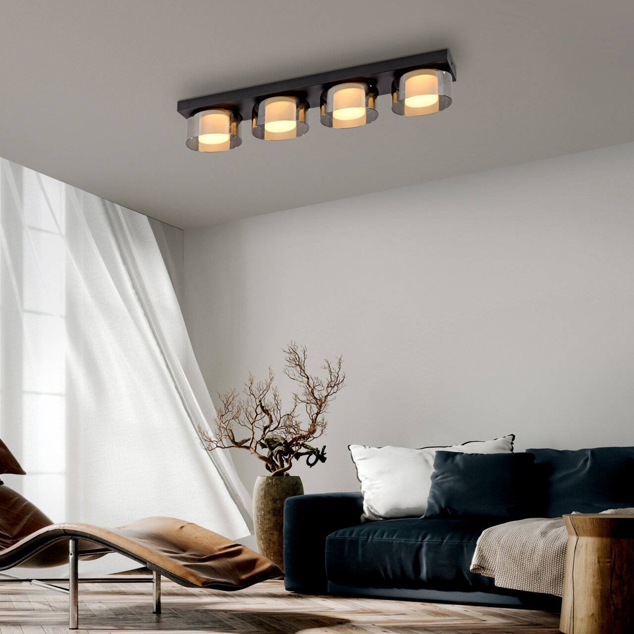 Paul Neuhaus Deckenleuchte RIKA Moderne Deckenleuchte RIKA mit vier zylindrischen Leuchten, montiert an der Decke eines stilvoll eingerichteten Wohnzimmers, seitliche Perspektive.