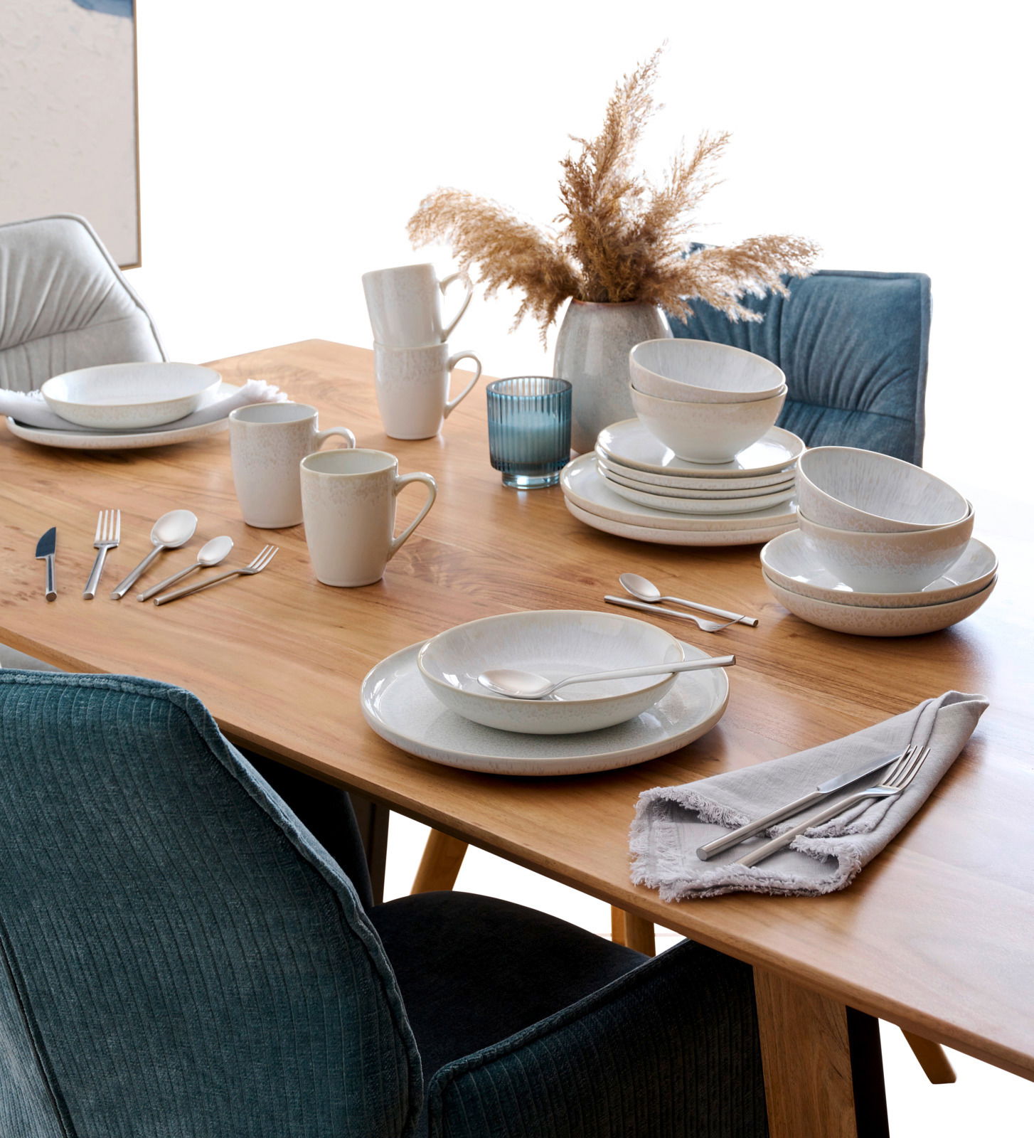 Elegantes Kombiservice 20-tlg. auf einem gedeckten Holztisch, seitliche Perspektive