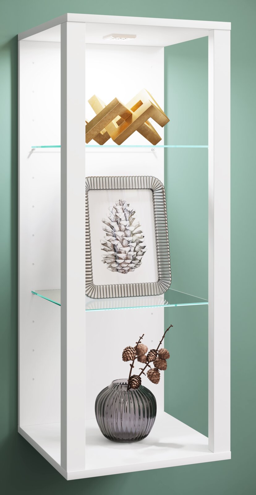 VCM Wandvitrine GLASOL Weißes, offenes Wandregal mit Glasböden und Dekoobjekten (goldene Skulptur, gerahmte Tannenzapfen-Illustration, graue Glasvase), schräg von vorn links fotografiert.