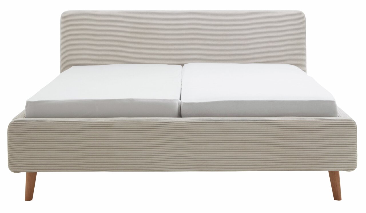 Vooraanzicht van een gestoffeerd bed met een gestreepte stoffen bekleding en houten poten.