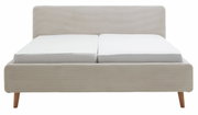 Vooraanzicht van een gestoffeerd bed met een gestreepte stoffen bekleding en houten poten.