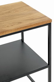 Nahaufnahme eines Beistelltisches mit Holzplatte und schwarzem Metallgestell, seitliche Perspektive