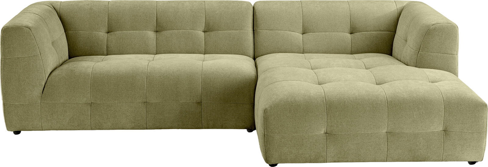 Olivgrünes, gepolstertes Ecksofa mit rechter Ottomane/Longchair, kubischer Steppung und abgerundeten Armlehnen, freigestellt auf weißem Hintergrund, Ansicht schräg von vorn.