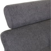 Nahaufnahme einer grauen, strukturierten Polsterung eines Sofas aus seitlicher Perspektive.