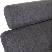 Nahaufnahme einer grauen, strukturierten Polsterung eines Sofas aus seitlicher Perspektive.