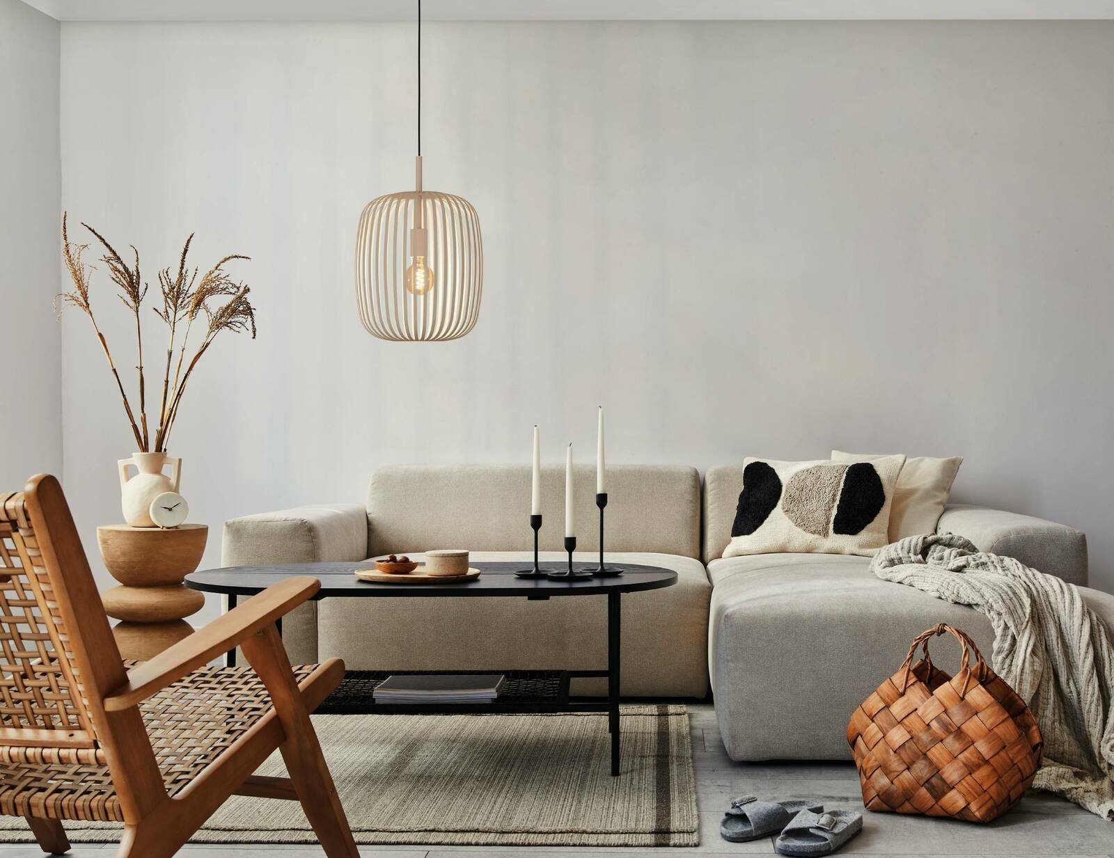 Moderne Pendelleuchte ROMAZZINA in einem stilvoll eingerichteten Wohnzimmer, aus der Perspektive von vorne betrachtet.