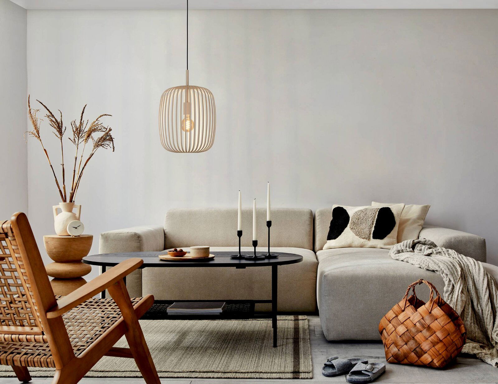 Eglo Leuchten Pendelleuchte ROMAZZINA Moderne Pendelleuchte ROMAZZINA in einem stilvoll eingerichteten Wohnzimmer, aus der Perspektive von vorne betrachtet.