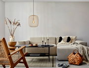 Moderne Pendelleuchte ROMAZZINA in einem stilvoll eingerichteten Wohnzimmer, aus der Perspektive von vorne betrachtet.