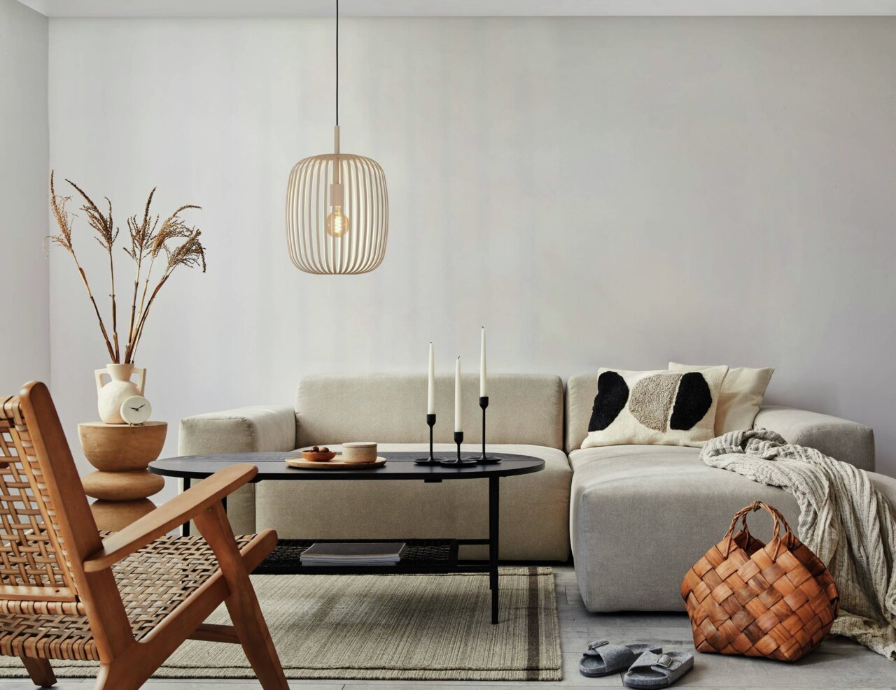 Eglo Leuchten Pendelleuchte ROMAZZINA Moderne Pendelleuchte ROMAZZINA in einem stilvoll eingerichteten Wohnzimmer, aus der Perspektive von vorne betrachtet.