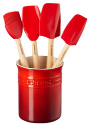 Rotes Küchenhelfer-Set bestehend aus vier Teilen in einem passenden roten Behälter, frontal betrachtet.