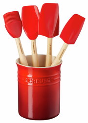 Rotes Küchenhelfer-Set bestehend aus vier Teilen in einem passenden roten Behälter, frontal betrachtet.