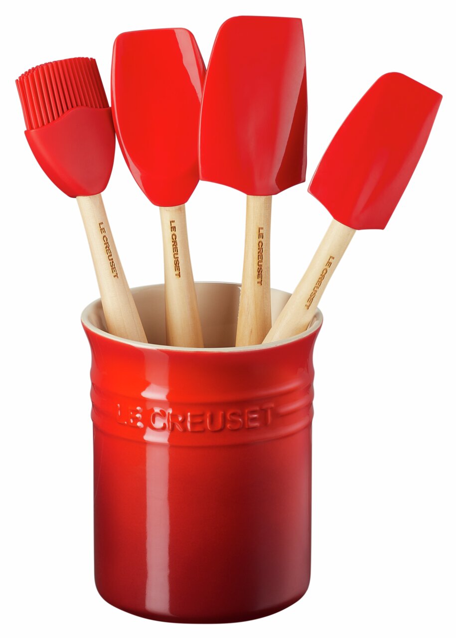 Rotes Küchenhelfer-Set bestehend aus vier Teilen in einem passenden roten Behälter, frontal betrachtet.