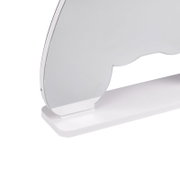 Transparenter Acryl-Aufsteller mit gebogener Form auf weißem Sockel, Nahaufnahme aus seitlicher Perspektive