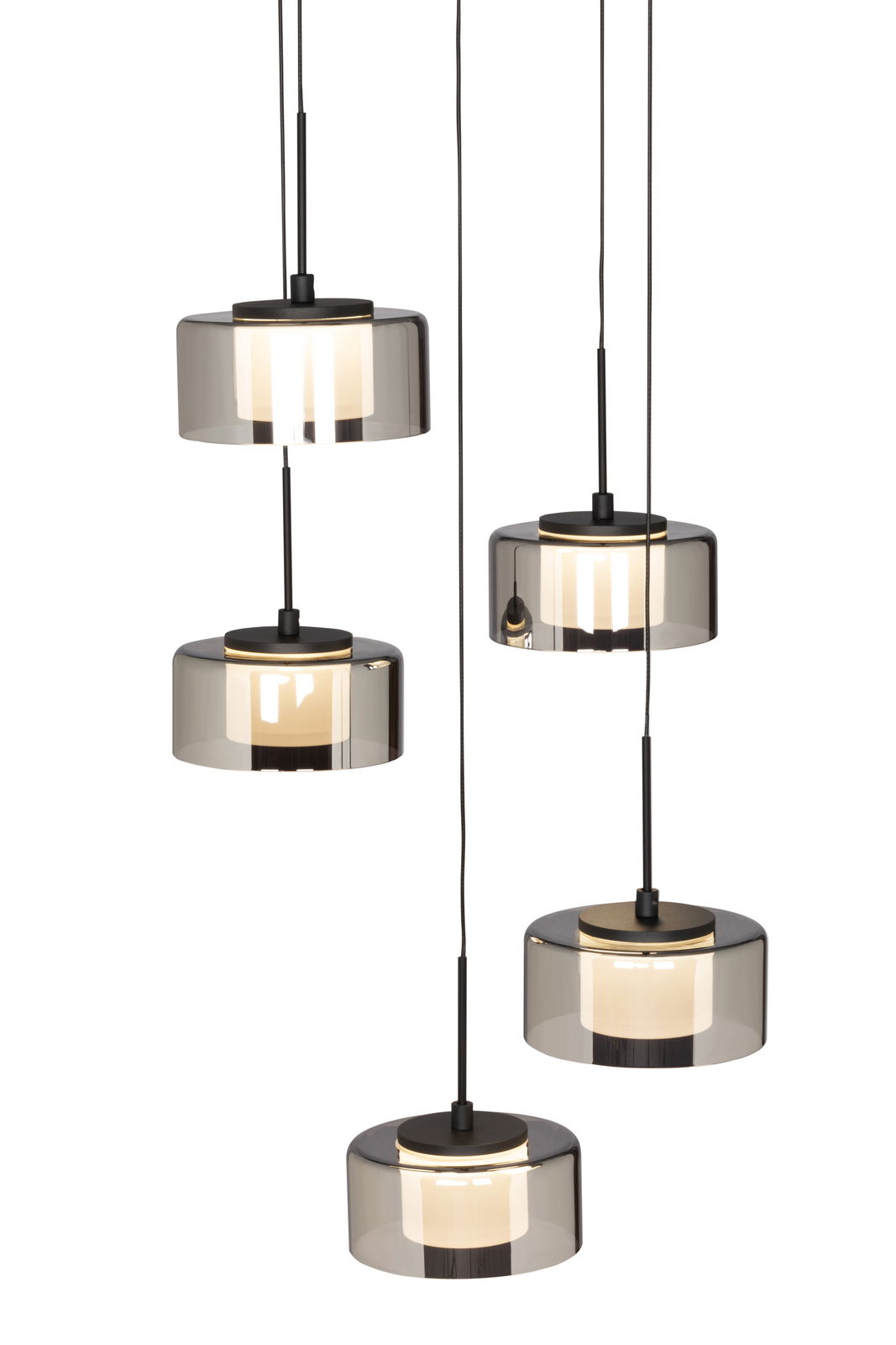 Moderne LED-Hängeleuchte mit fünf rauchgrauen Glasschirmen, aus seitlicher Perspektive fotografiert.