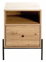 Frontale Ansicht einer modernen Nachtkommode aus Holz mit einem offenen Fach und einer Schublade, gestützt von schwarzen Metallbeinen.