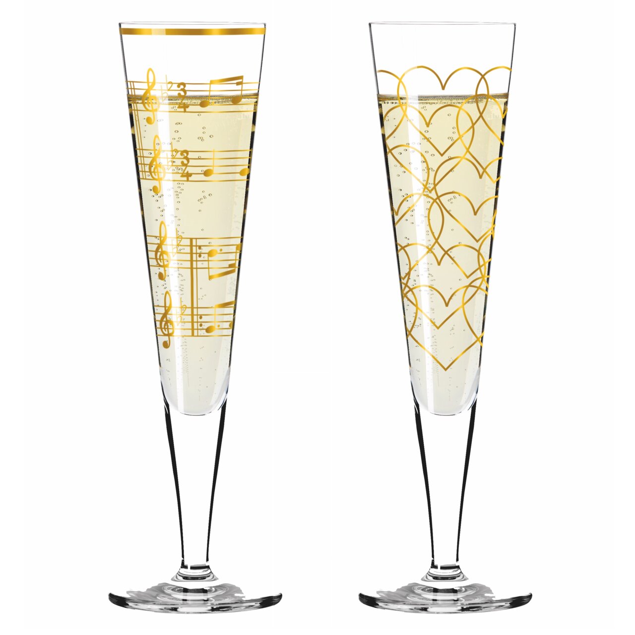 Zwei Champagnergläser mit goldenen Verzierungen, eines mit Notenlinien und das andere mit Herzmustern, frontal abgebildet.