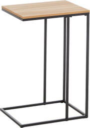 Schmaler Beistelltisch in C-Form mit heller Holzplatte und schwarzem Metallgestell, freigestellt auf weißem Hintergrund, in leicht schräger Frontansicht von oben