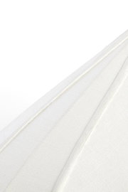 Nahaufnahme einer weißen Hängeleuchte aus Stoff, seitliche Perspektive