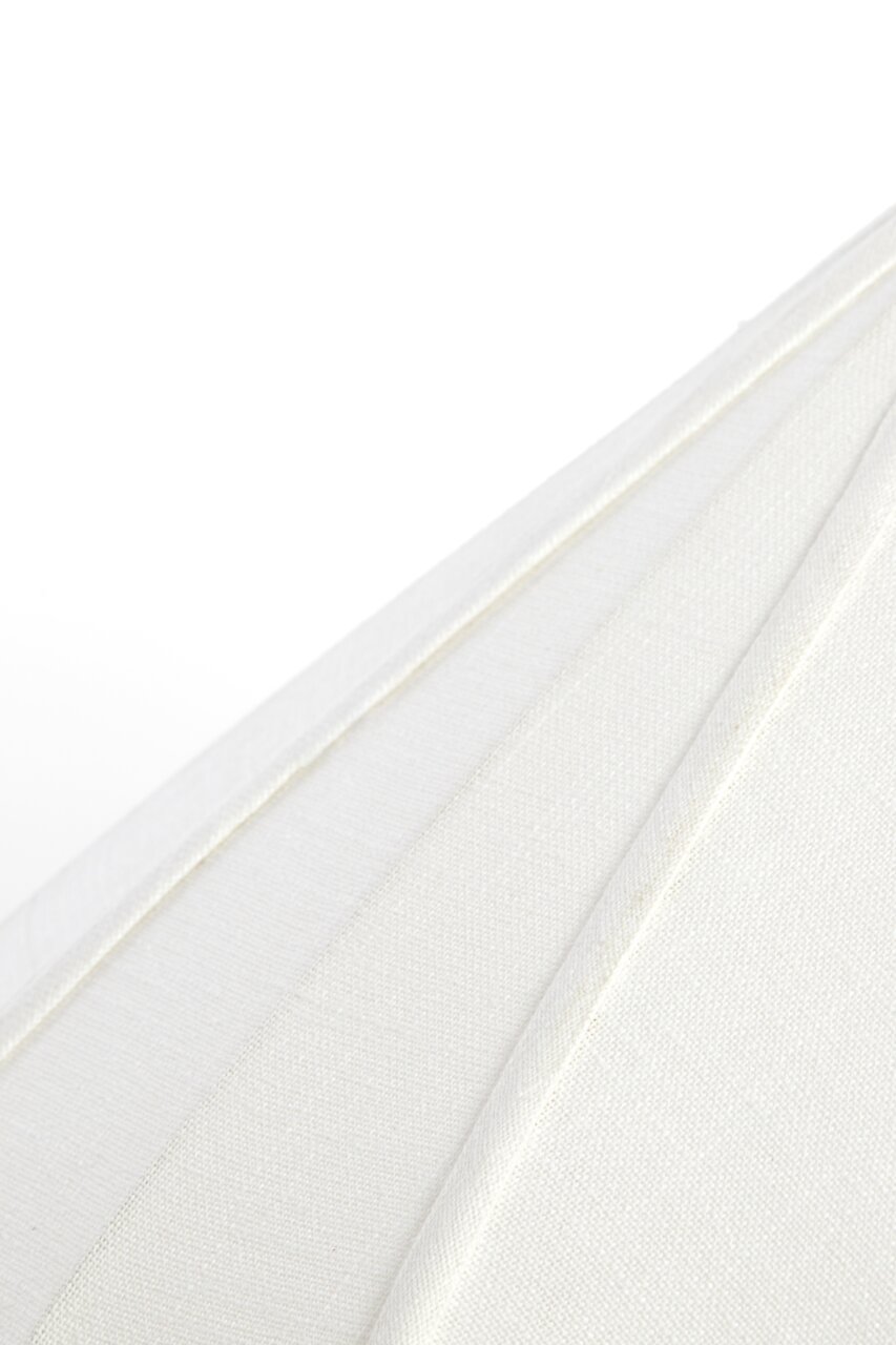 Nahaufnahme einer weißen Hängeleuchte aus Stoff, seitliche Perspektive