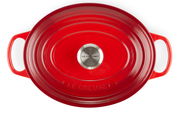 Roter ovaler Bräter von oben mit zwei Griffen und einem silbernen Knauf, Markenname Le Creuset sichtbar.