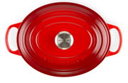 Roter ovaler Bräter von oben mit zwei Griffen und einem silbernen Knauf, Markenname Le Creuset sichtbar.