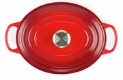 Roter ovaler Bräter von oben mit zwei Griffen und einem silbernen Knauf, Markenname Le Creuset sichtbar.