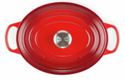 Roter ovaler Bräter von oben mit zwei Griffen und einem silbernen Knauf, Markenname Le Creuset sichtbar.