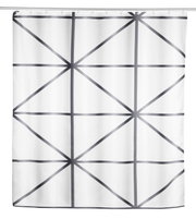 Duschvorhang mit geometrischem Muster in Schwarz-Weiß, frontal aufgenommen