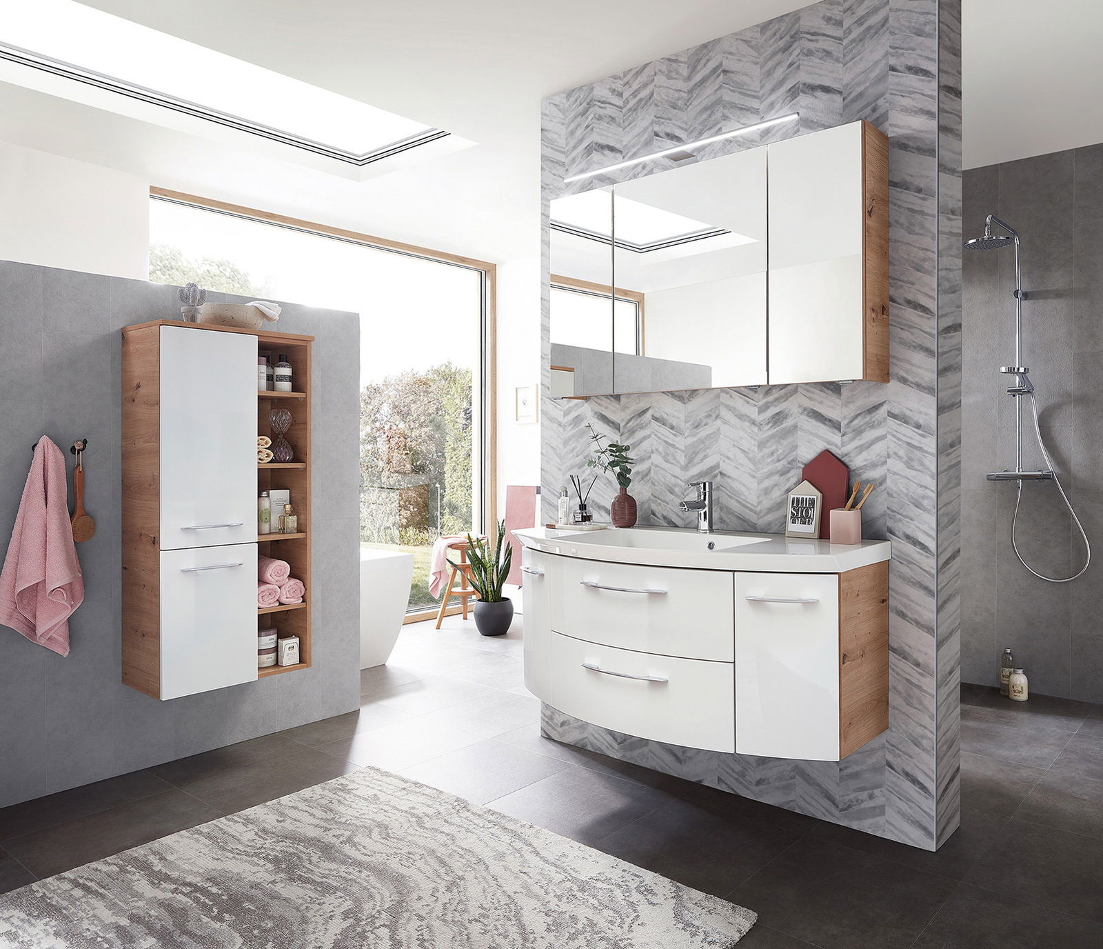 Moderner Midischrank 50,2 cm in einem stilvollen Badezimmer, seitliche Perspektive