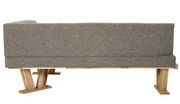 Rückansicht einer grauen Eckbank mit Holzfüßen