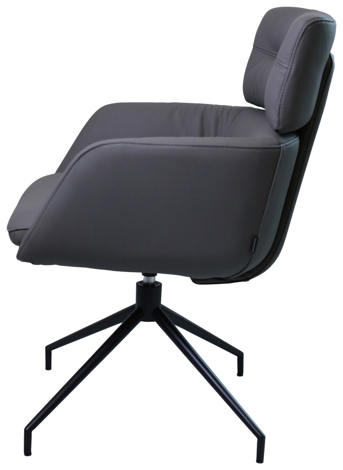 Moderner grauer Armlehnstuhl aus seitlicher Perspektive mit schwarzem Metallgestell.