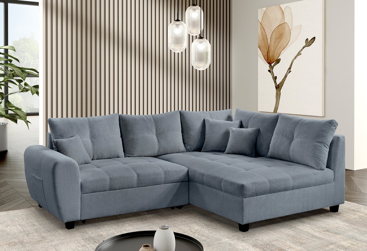 Graue Rundecke (L) in einem modernen Wohnzimmer, seitliche Perspektive, mit dekorativen Kissen und stilvoller Wanddekoration.