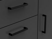 Nahaufnahme einer schwarzen Kommode mit modernen, rechteckigen Griffen, seitliche Perspektive