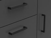 Nahaufnahme einer schwarzen Kommode mit modernen, rechteckigen Griffen, seitliche Perspektive