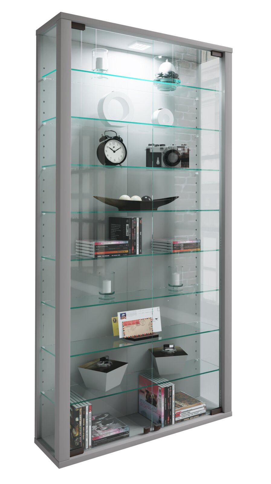 Moderne Glasvitrine mit grauem Rahmen und mehreren Glasböden, gefüllt mit Deko-Objekten und Büchern; frontale Ansicht leicht von links