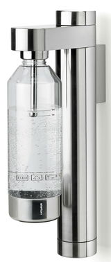 Wandmontierter Brus Wassersprudler von Stelton in seitlicher Perspektive, zeigt eine klare Flasche mit sprudelndem Wasser und einem eleganten, modernen Design aus Edelstahl.