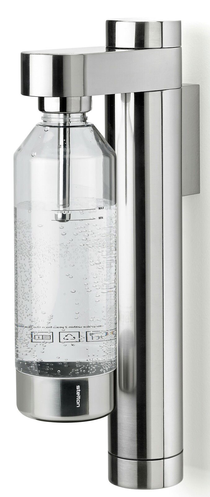 Wandmontierter Brus Wassersprudler von Stelton in seitlicher Perspektive, zeigt eine klare Flasche mit sprudelndem Wasser und einem eleganten, modernen Design aus Edelstahl.