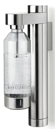 Wandmontierter Brus Wassersprudler von Stelton in seitlicher Perspektive, zeigt eine klare Flasche mit sprudelndem Wasser und einem eleganten, modernen Design aus Edelstahl.