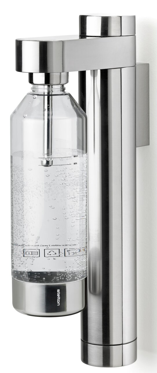 Wandmontierter Brus Wassersprudler von Stelton in seitlicher Perspektive, zeigt eine klare Flasche mit sprudelndem Wasser und einem eleganten, modernen Design aus Edelstahl.
