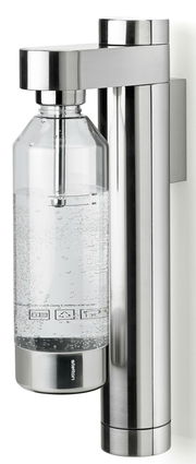 Wandmontierter Brus Wassersprudler von Stelton in seitlicher Perspektive, zeigt eine klare Flasche mit sprudelndem Wasser und einem eleganten, modernen Design aus Edelstahl.