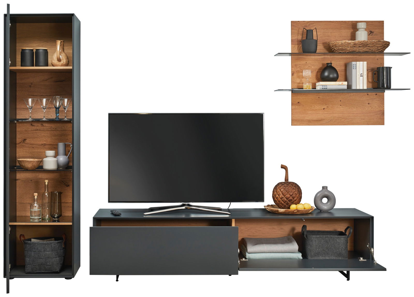 Moderne Wandkombination Valnatura LIVINO in dunklem Holz und Schwarz, bestehend aus einem hohen Schrank, einem TV-Board und einem Wandregal. Frontalansicht.