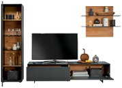 Moderne wandcombinatie Valnatura LIVINO in donker hout en zwart, bestaande uit een hoge kast, een tv-meubel en een wandrek. Vooraanzicht.