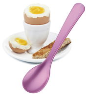Lila Eierlöffel in Nahaufnahme neben einem weichgekochten Ei im Eierbecher auf einem Teller mit Toaststreifen.