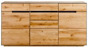 Vooraanzicht van een moderne houten ladekast/commode met meerdere brede lades, natuurlijke houtnerf en knoesten, en geïntegreerde zwarte greeplijn over de breedte
