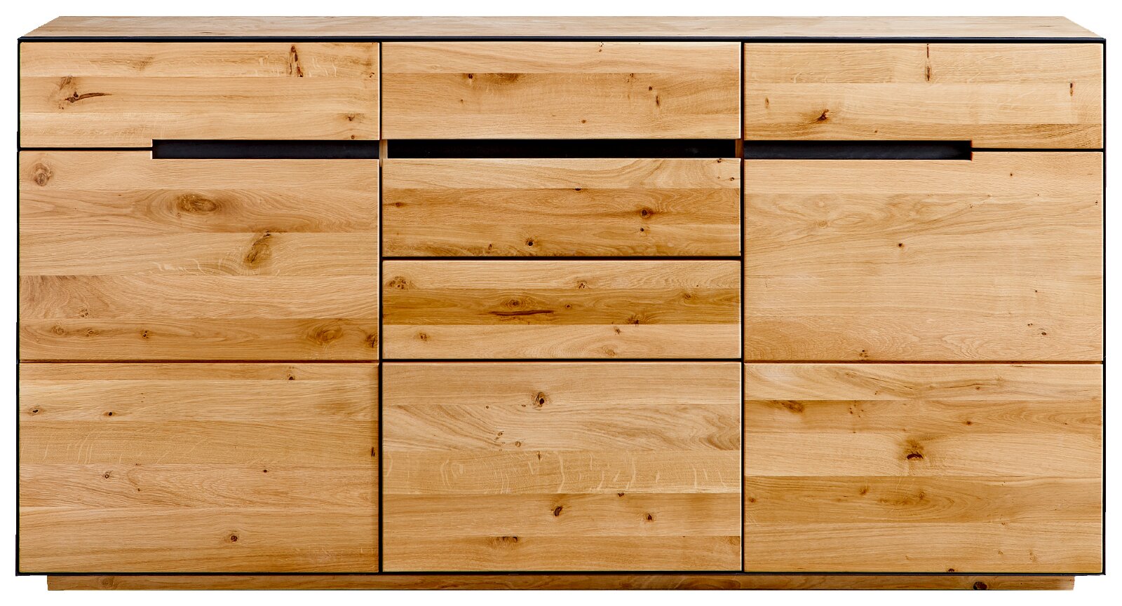 Vooraanzicht van een moderne houten ladekast/commode met meerdere brede lades, natuurlijke houtnerf en knoesten, en geïntegreerde zwarte greeplijn over de breedte