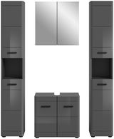 Moderne Badkombination in grauem Hochglanz mit zwei hohen Schränken, einem Spiegelschrank und einem Unterschrank, Frontalansicht.